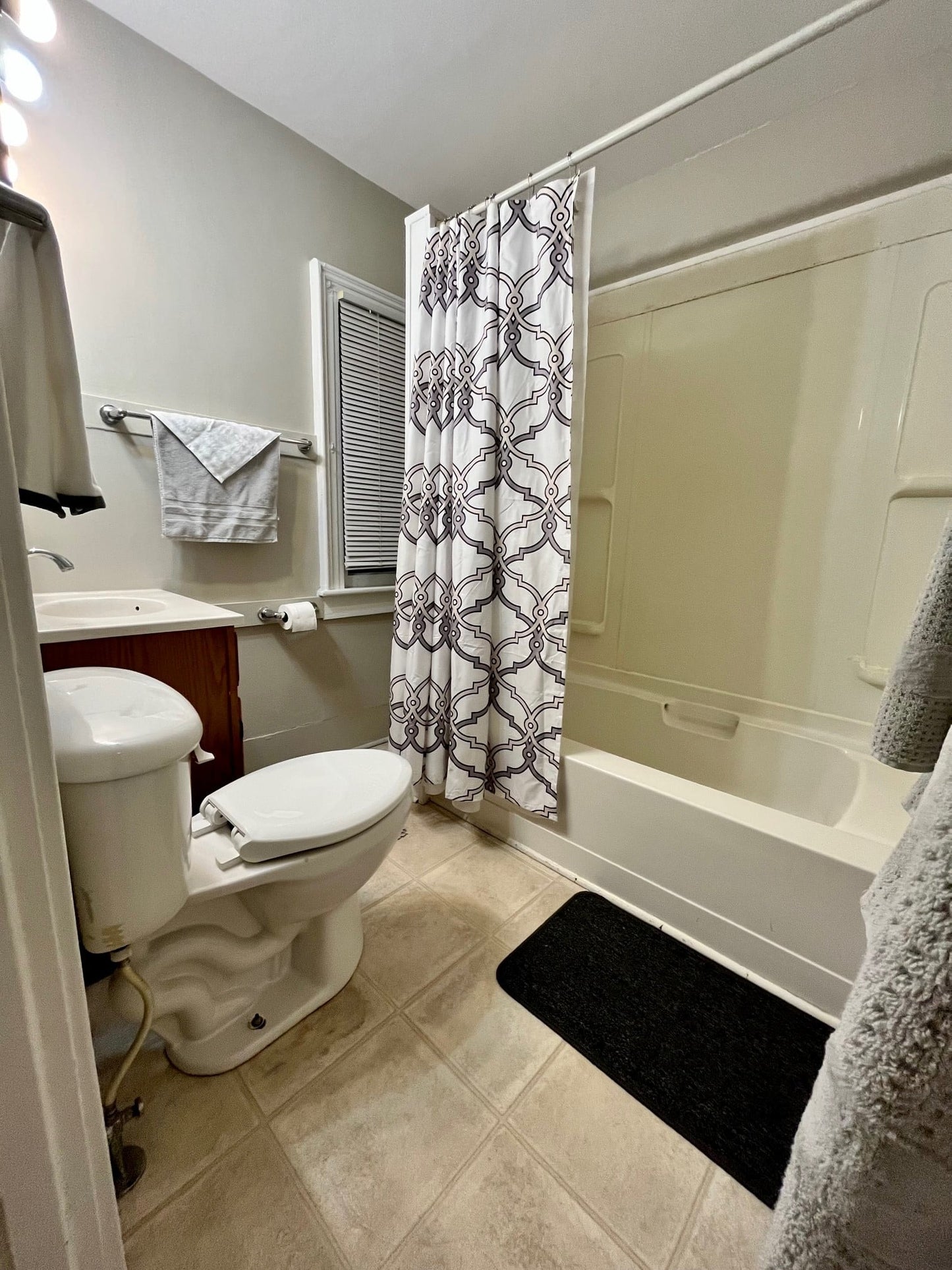 2nd Floor 2 Bedroom 1 Bath Apartment w/Laundry