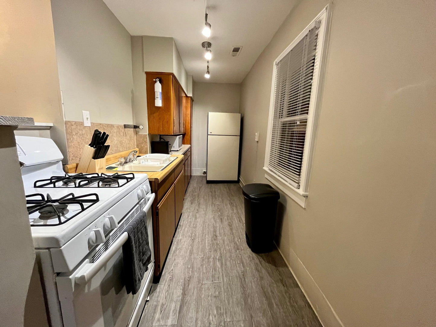 2nd Floor 2 Bedroom 1 Bath Apartment w/Laundry