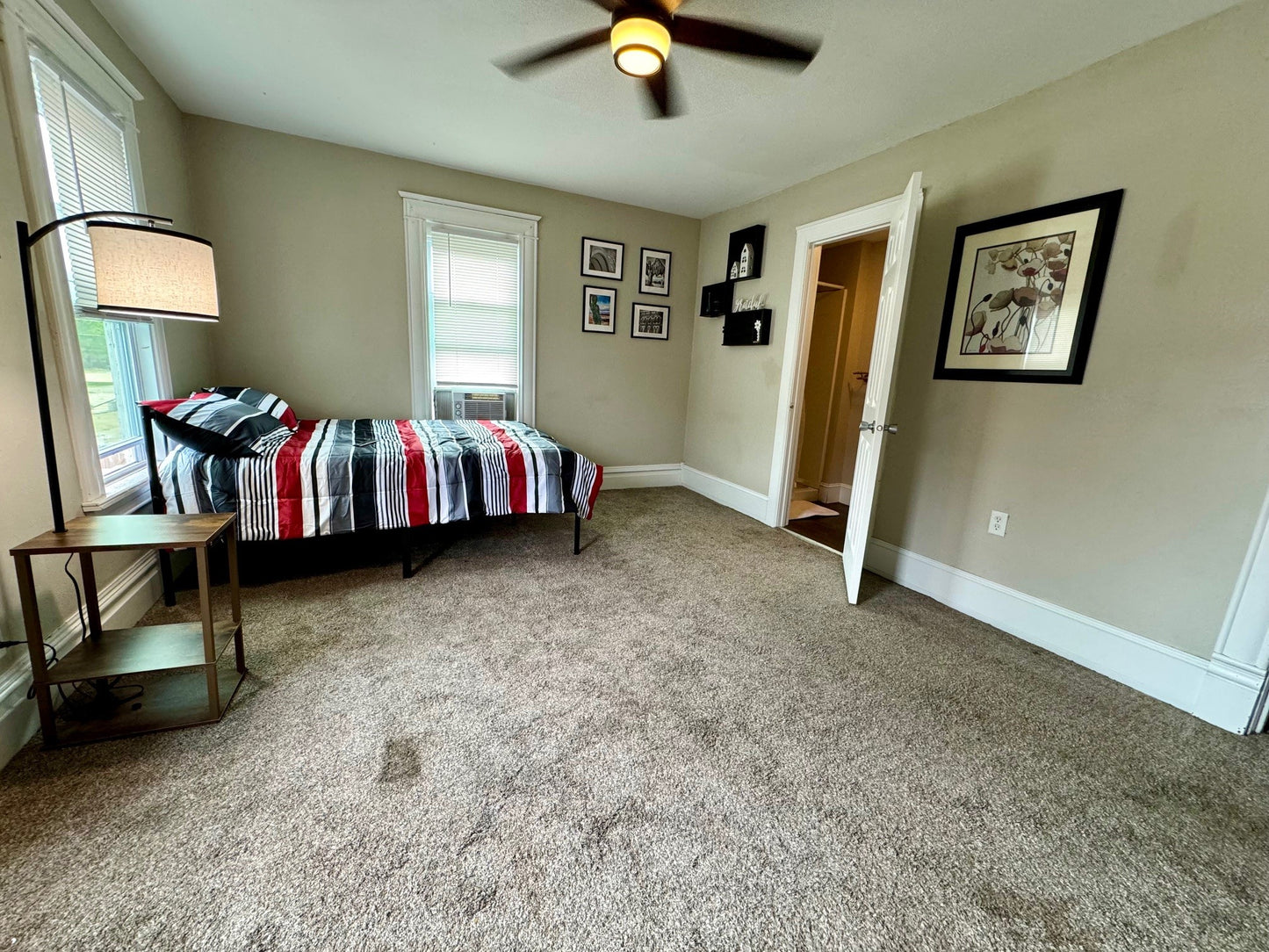 2nd Floor Studio w/ Kitchen