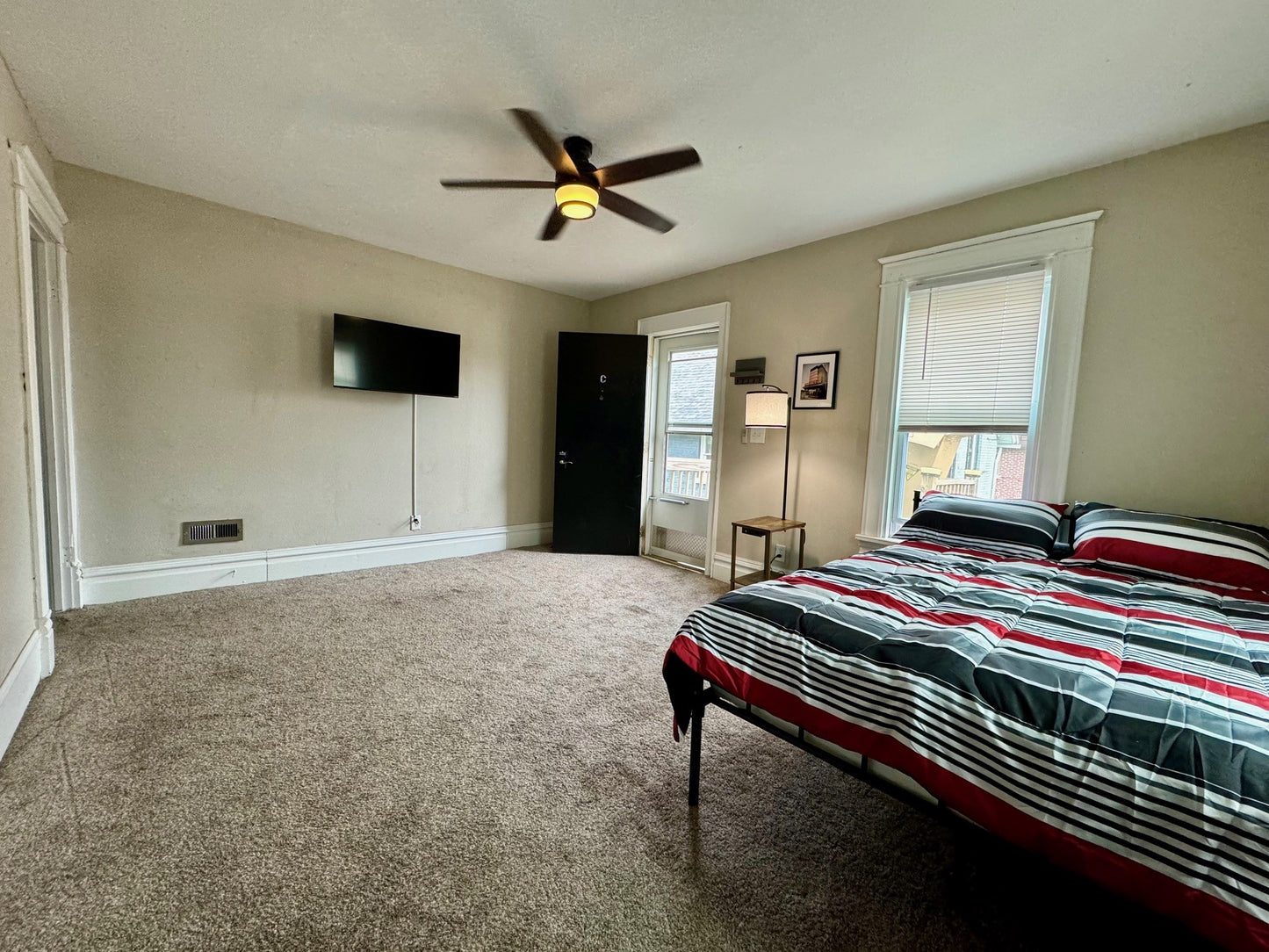 2nd Floor Studio w/ Kitchen