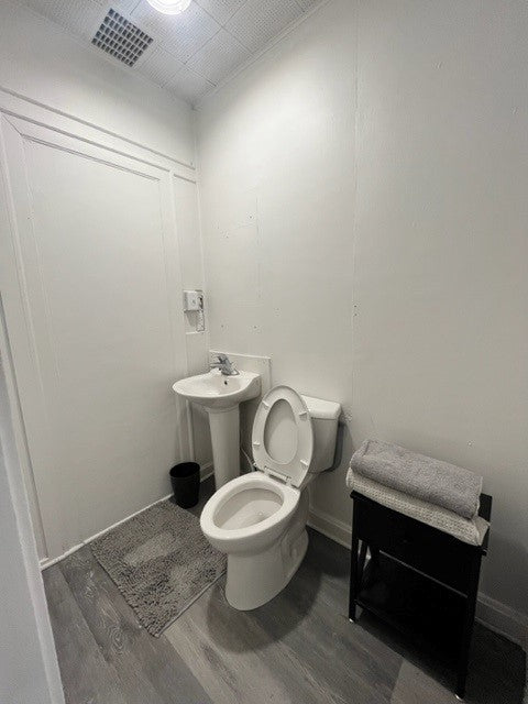 1st Floor 1 Bedroom Apartment w/Laundry