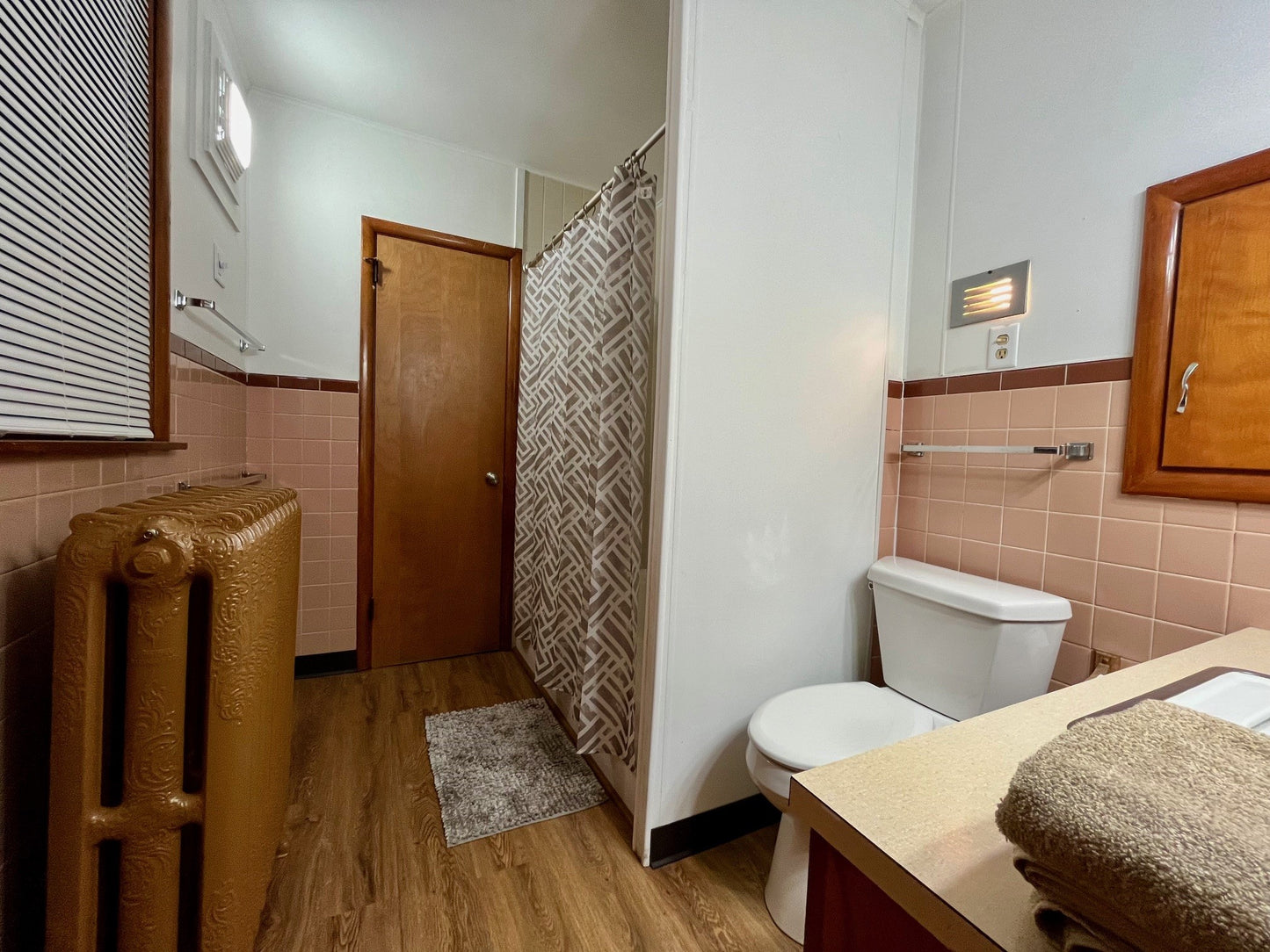1st Floor 1Bed w/Laundry & Garage Apartment